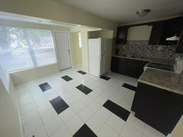 5320 Harriet Place, West Palm Beach, FL 33407