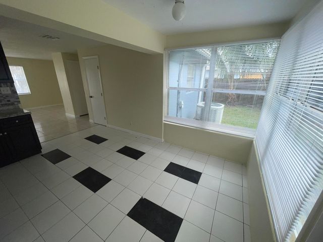 5320 Harriet Place, West Palm Beach, FL 33407