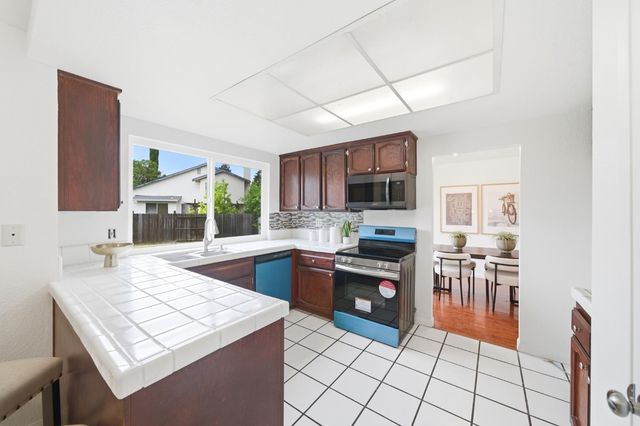 3945 Sea Forest Way, Sacramento, CA 95823