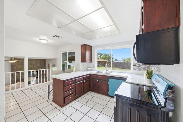 3945 Sea Forest Way, Sacramento, CA 95823