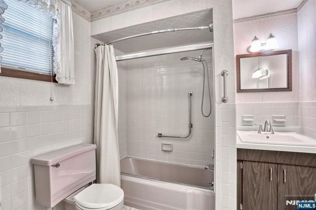 9 New York Avenue, Bergenfield, NJ 07621