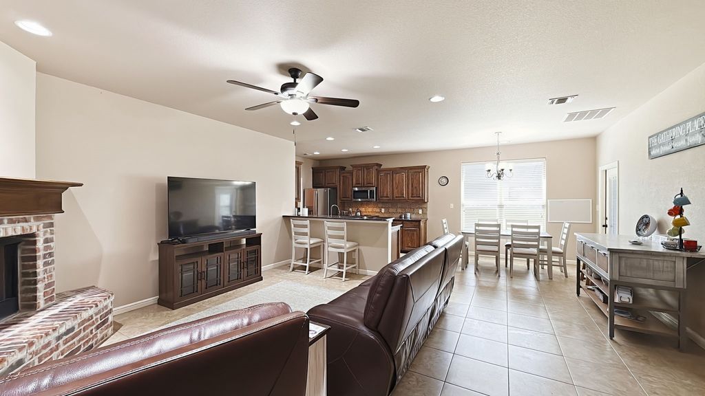 1306 Lauren Lane, Granbury, TX 76048 — photo 4