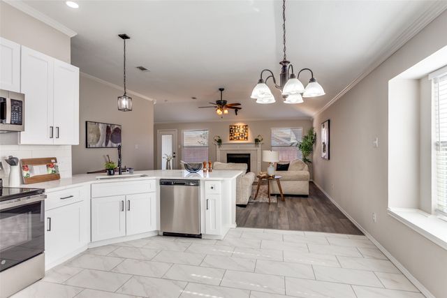 709 S Emma Drive, Arlington, TX 76002