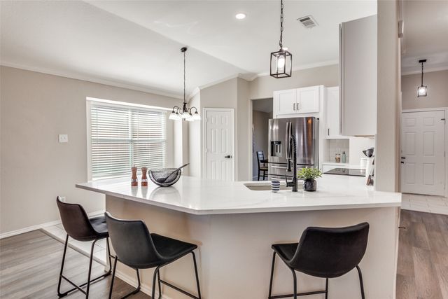 709 S Emma Drive, Arlington, TX 76002