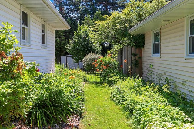 1421 ARGONNE DRIVE, Green Bay, WI 54304