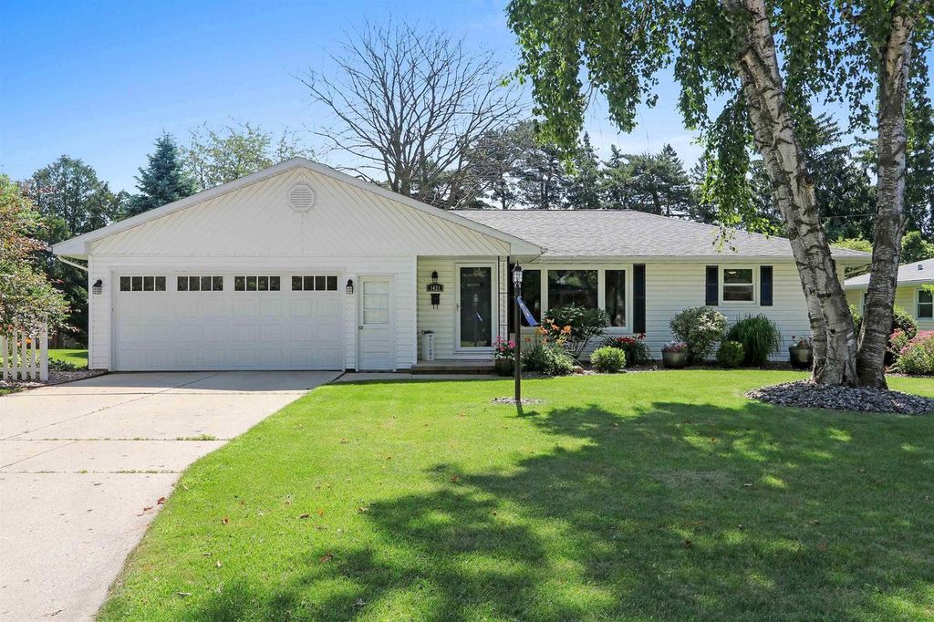 1421 ARGONNE DRIVE, Green Bay, WI 54304