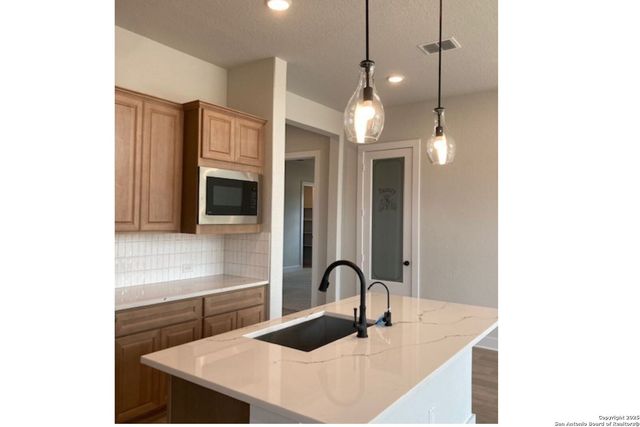 264 Mountain Oak, Castroville, TX 78009