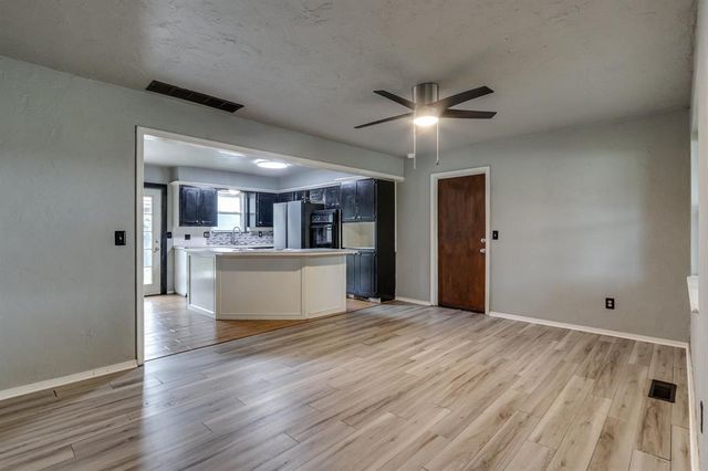 214 Del Mar Drive, Yukon, OK 73099