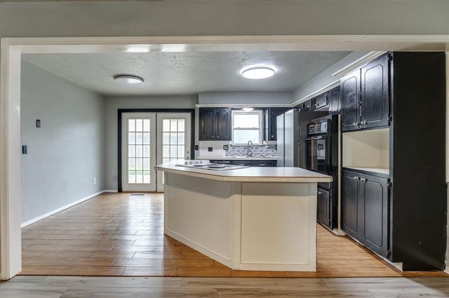 214 Del Mar Drive, Yukon, OK 73099