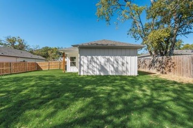 202 Pine Street, Bonham, TX 75418