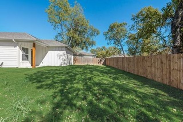 202 Pine Street, Bonham, TX 75418