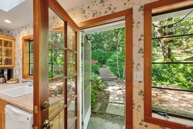 1311 W Dry Creek Rd, Healdsburg, CA 95448