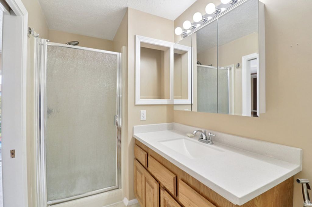 Image 21 of property listing at 2122 W 5600 S, Roy, UT 84067