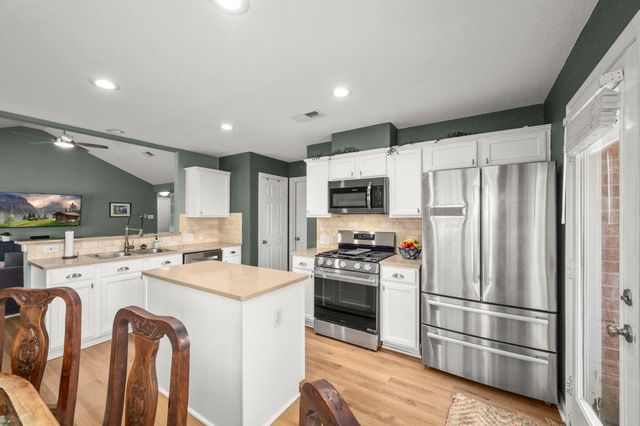 166 Fairwind Trail Drive, Conroe, TX 77385