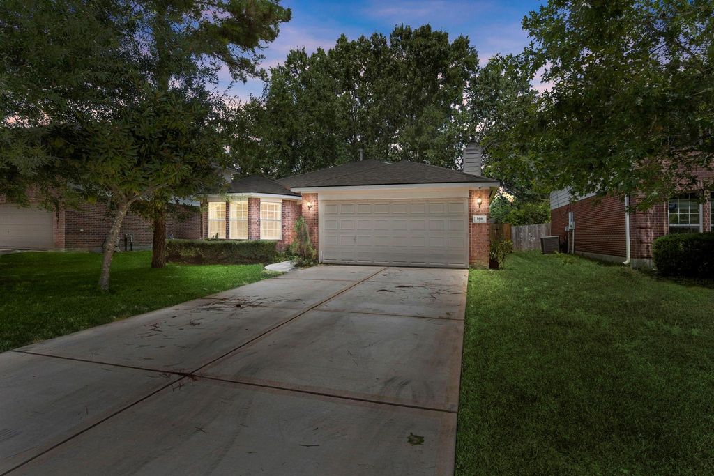 166 Fairwind Trail Drive, Conroe, TX 77385