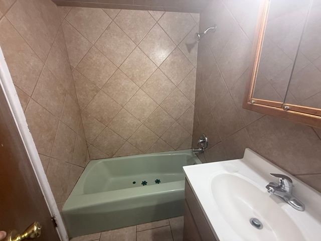 9575 Maple Drive GS, Rosemont, IL 60018