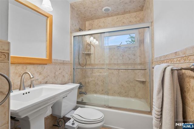 8 Vanderbilt Place, North Arlington, NJ 07031
