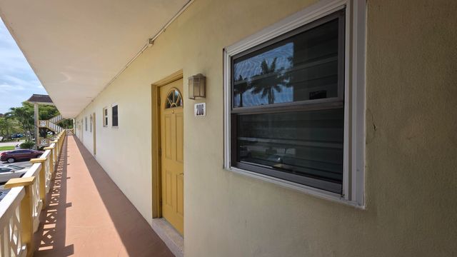 5161 W Oakland Park Boulevard 206, Lauderdale Lakes, FL 33313