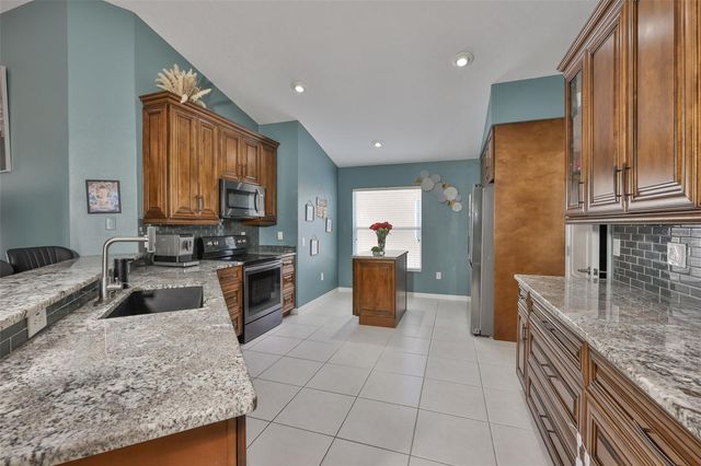 8130 ALAMOSA WOOD AVENUE, Ruskin, FL 33573