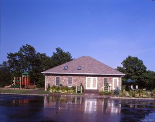 8 Neal 8, Setauket, NY 11733