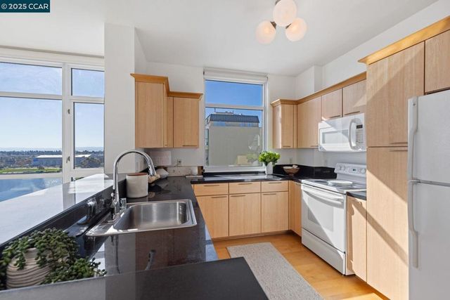 1 Lakeside Dr 1404, Oakland, CA 94612