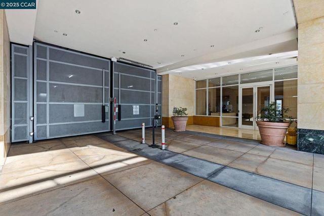 1 Lakeside Dr 1404, Oakland, CA 94612