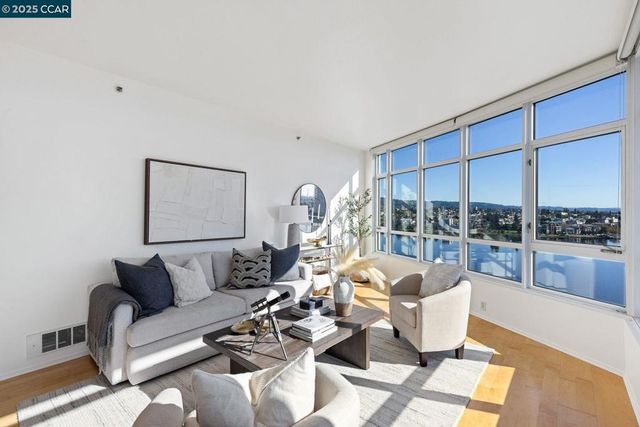 1 Lakeside Dr 1404, Oakland, CA 94612