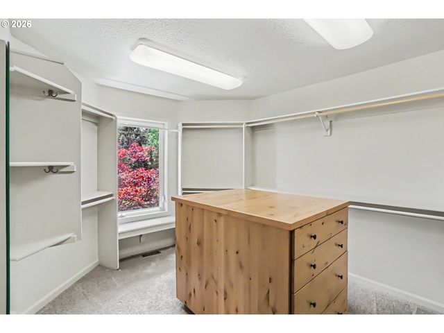 17622 BROOKHURST Dr, Lake Oswego, OR 97034