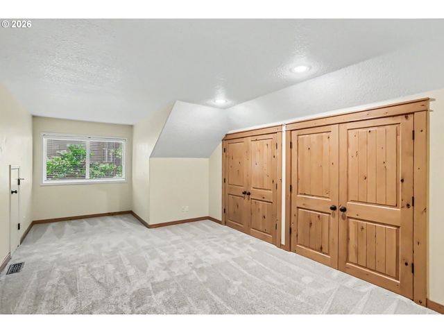 17622 BROOKHURST Dr, Lake Oswego, OR 97034