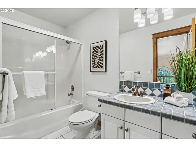 17622 BROOKHURST Dr, Lake Oswego, OR 97034