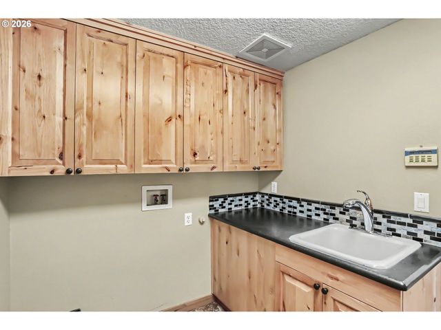 17622 BROOKHURST Dr, Lake Oswego, OR 97034