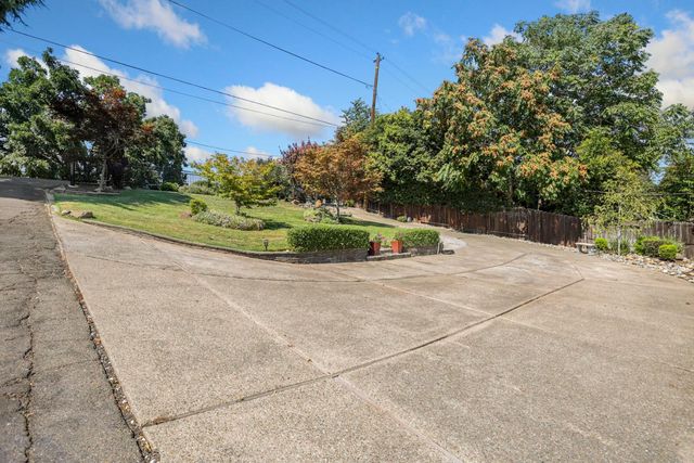 2210 W River Dr, Stockton, CA 95204