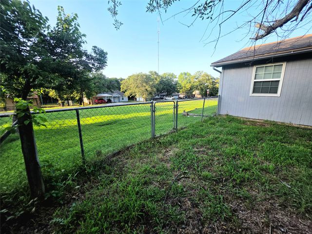 417 Cedarwood Street, Azle, TX 76020