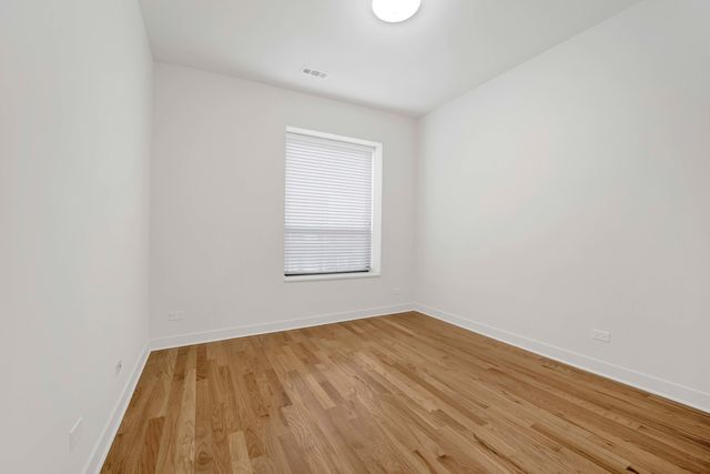 118 E 57th Street 2W, Chicago, IL 60637