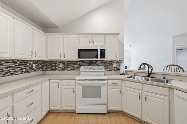 10231 Pine Glen Cir, Louisville, KY 40291