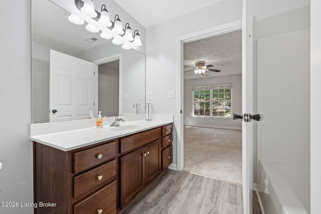 10231 Pine Glen Cir, Louisville, KY 40291