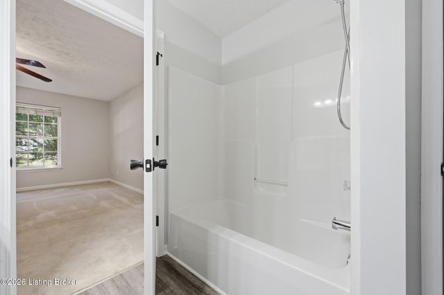 10231 Pine Glen Cir, Louisville, KY 40291