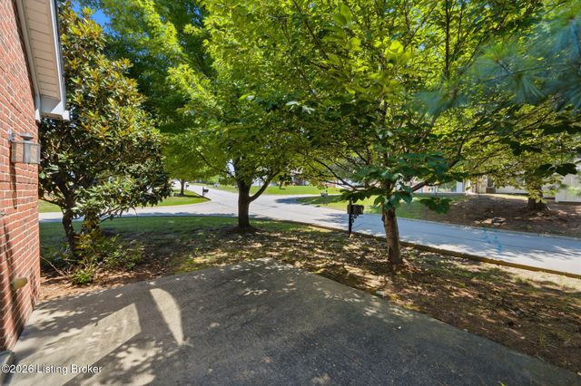 10231 Pine Glen Cir, Louisville, KY 40291
