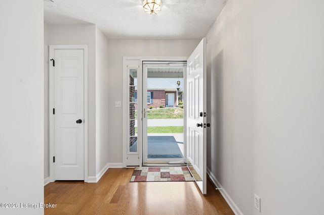 10231 Pine Glen Cir, Louisville, KY 40291