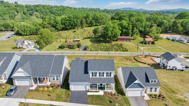 2141 Kings Walk DR, Roanoke, VA 24012