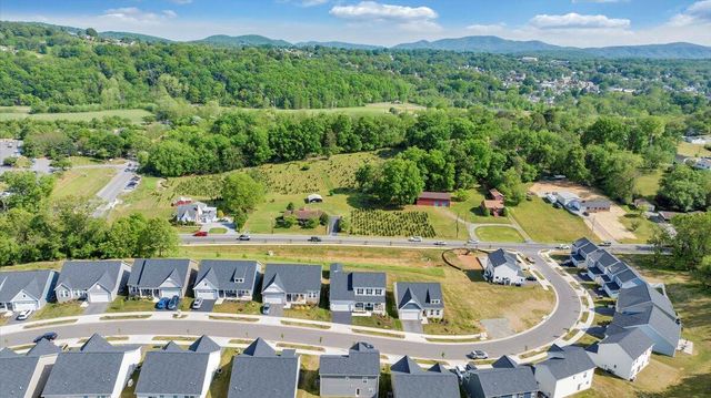 2141 Kings Walk DR, Roanoke, VA 24012