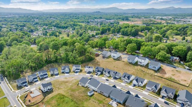 2141 Kings Walk DR, Roanoke, VA 24012