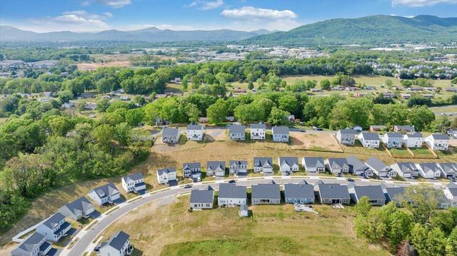 2141 Kings Walk DR, Roanoke, VA 24012