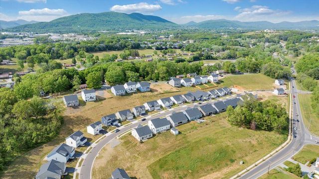 2141 Kings Walk DR, Roanoke, VA 24012