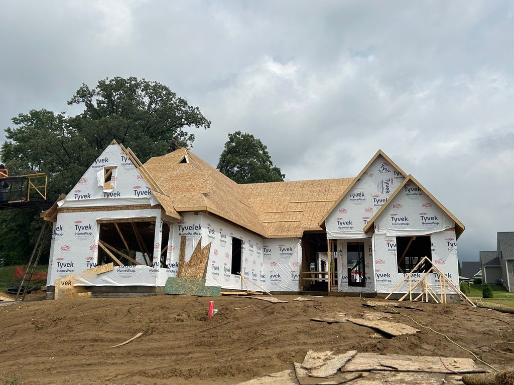 4772 WOODLAND Drive, Bettendorf, IA 52722