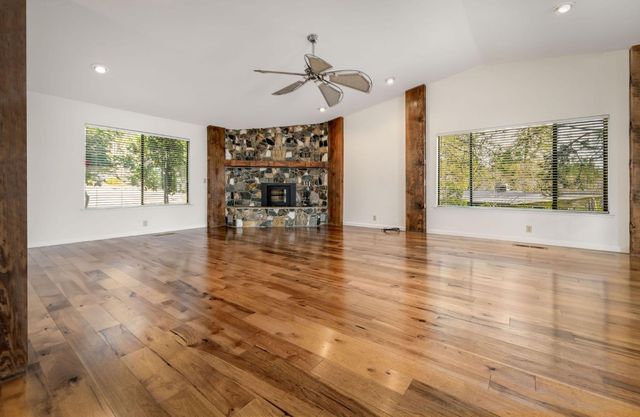 11977 Alta Sierra Dr, Grass Valley, CA 95949