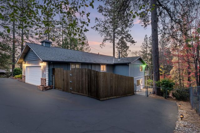 11977 Alta Sierra Dr, Grass Valley, CA 95949