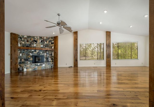 11977 Alta Sierra Dr, Grass Valley, CA 95949