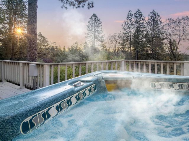 11977 Alta Sierra Dr, Grass Valley, CA 95949