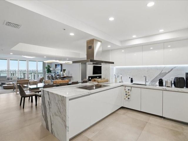 330 Sunny Isles Blvd 5-2404, Sunny Isles Beach, FL 33160